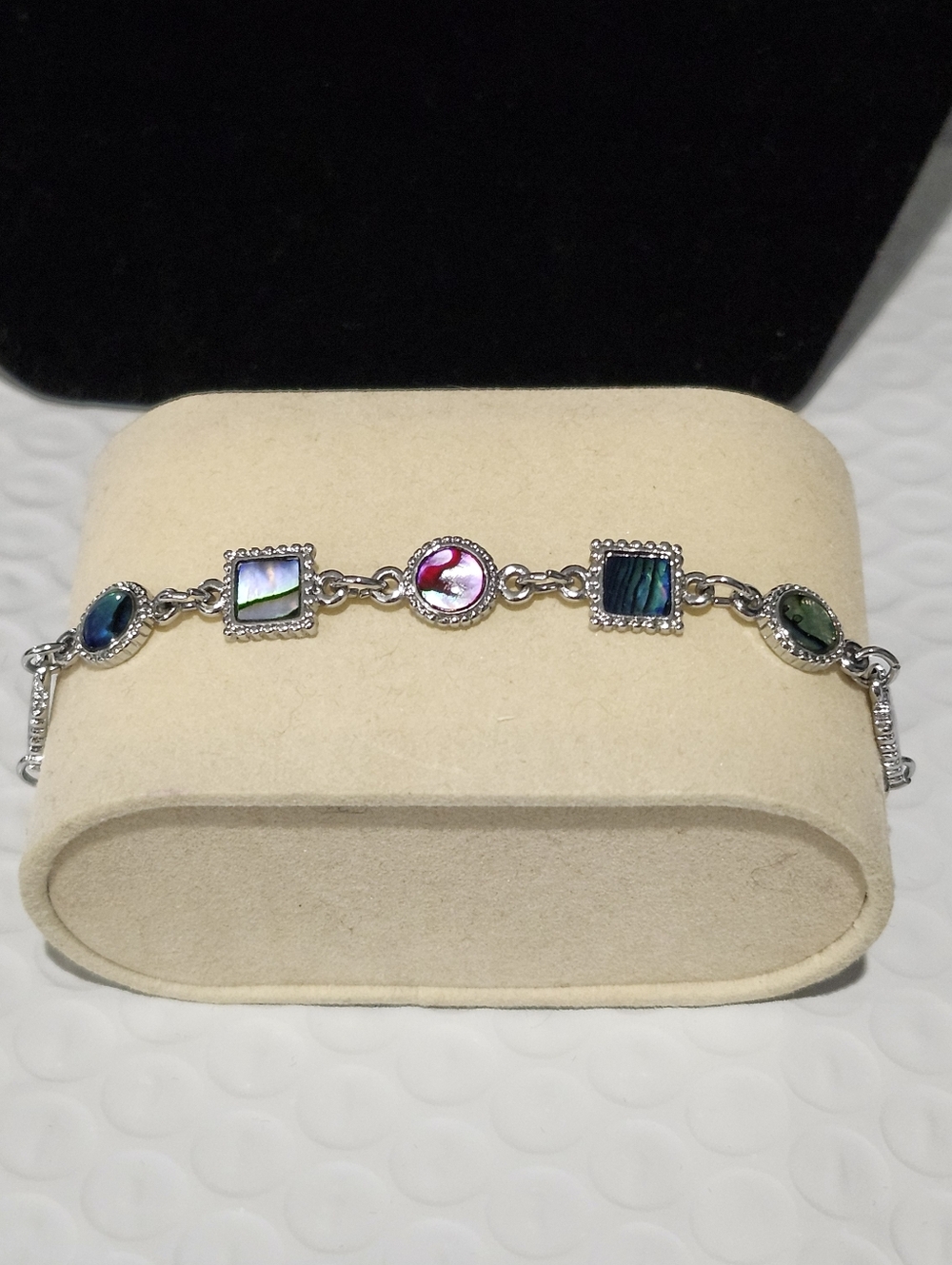 💋5/$25 Silver Tone And Shell Bracelet